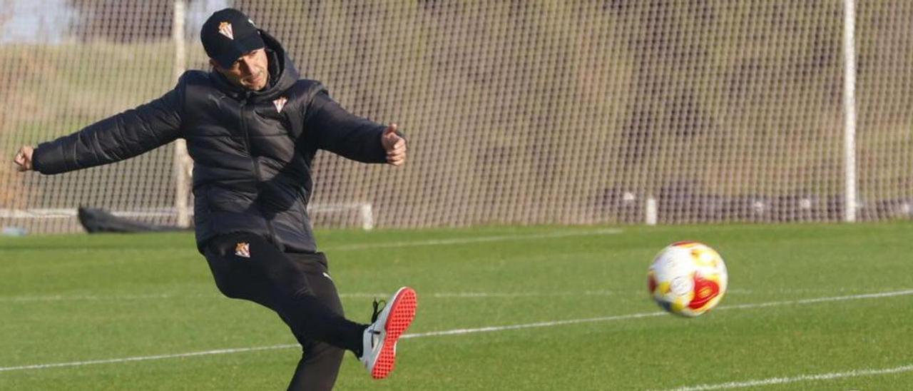 Borja Jiménez chuta un balón durante el entrenamiento de ayer. | ÁNGEL GONZÁLEZ