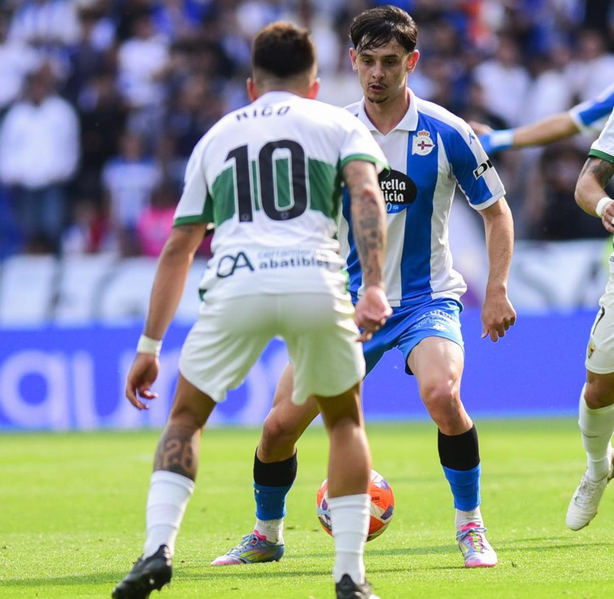 Patiño encara a Nico Fernández, del Elche. |  Casteleiro/Roller Agencia