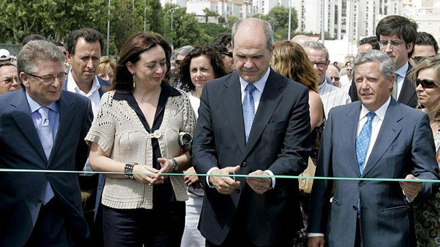 Chaves inaugura un nuevo puente en Chiclana. El presidente de la Junta, Manuel Chaves, inauguró ayer el tercer puente sobre el río Iro en la localidad de Chiclana de la Frontera (Cádiz). La actuación ha contado con una inversión de 7,9 millones de euros y aporta una nueva conexión por la zona este de la ciudad.