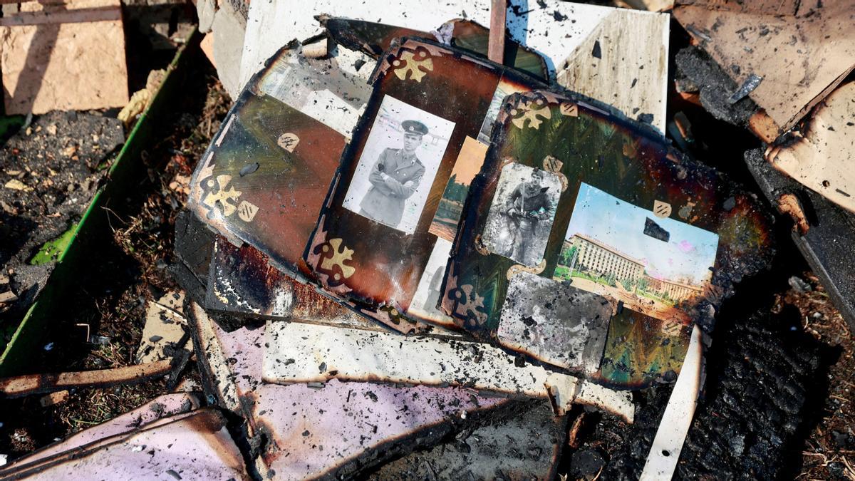 Pictures lie amidst the rubble of former teacher Natalia’s house which was was hit in a military strike, amid Russia’s invasion of Ukraine, in Kyiv, Ukraine March 23, 2022. REUTERS/Serhii Nuzhnenko TPX IMAGES OF THE DAY