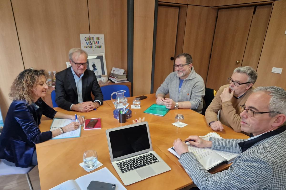 Reunión de Eva Ledo, consejera de Educación, con el alcalde de Langreo, Roberto Marcos García, en el centro, y técnicos del Ayuntamiento y del Principado