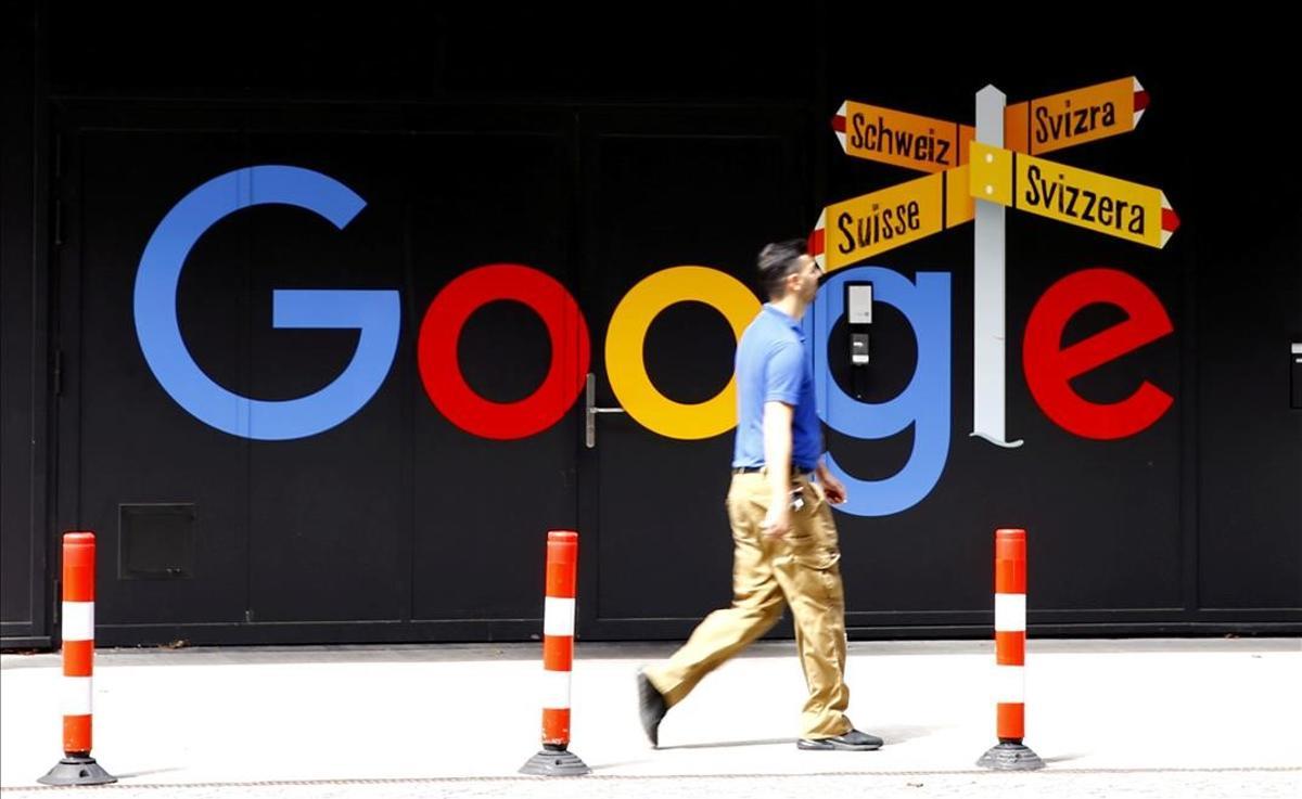 FILE PHOTO  A man walks past a logo of Google in front of at an office building in Zurich  Switzerland July 1  2020    REUTERS Arnd Wiegmann File Photo