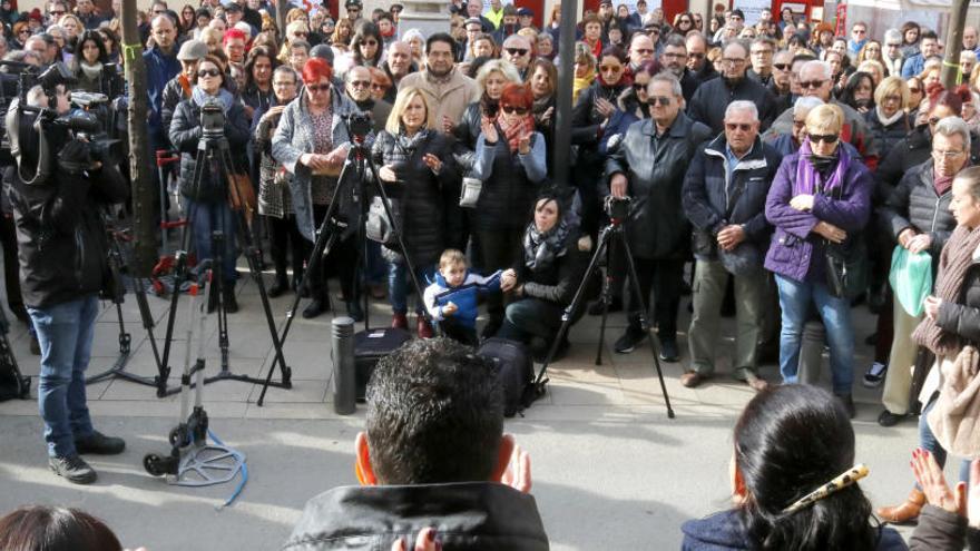 Concentració davant l&#039; Ajuntament de Pineda en record al nadó mort, el 22 de gener de 2019