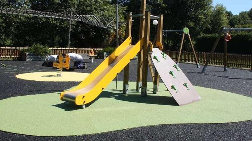 Colocan la superficie de caucho y juegos en el parque del Pontiñas