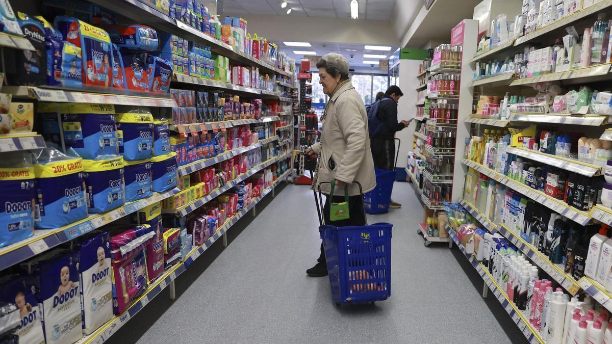 Una mujer hace la compra en un supermercado.