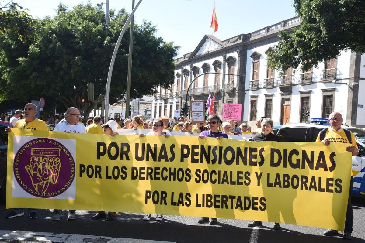 Imagen de archivo de una movilización de pensionistas celebrada en Santa Cruz de Tenerife.