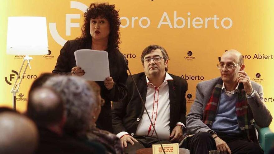 Ana Caro, durante su presentación de José Ramón Chaves, en el centro, junto a Félix Lasheras.