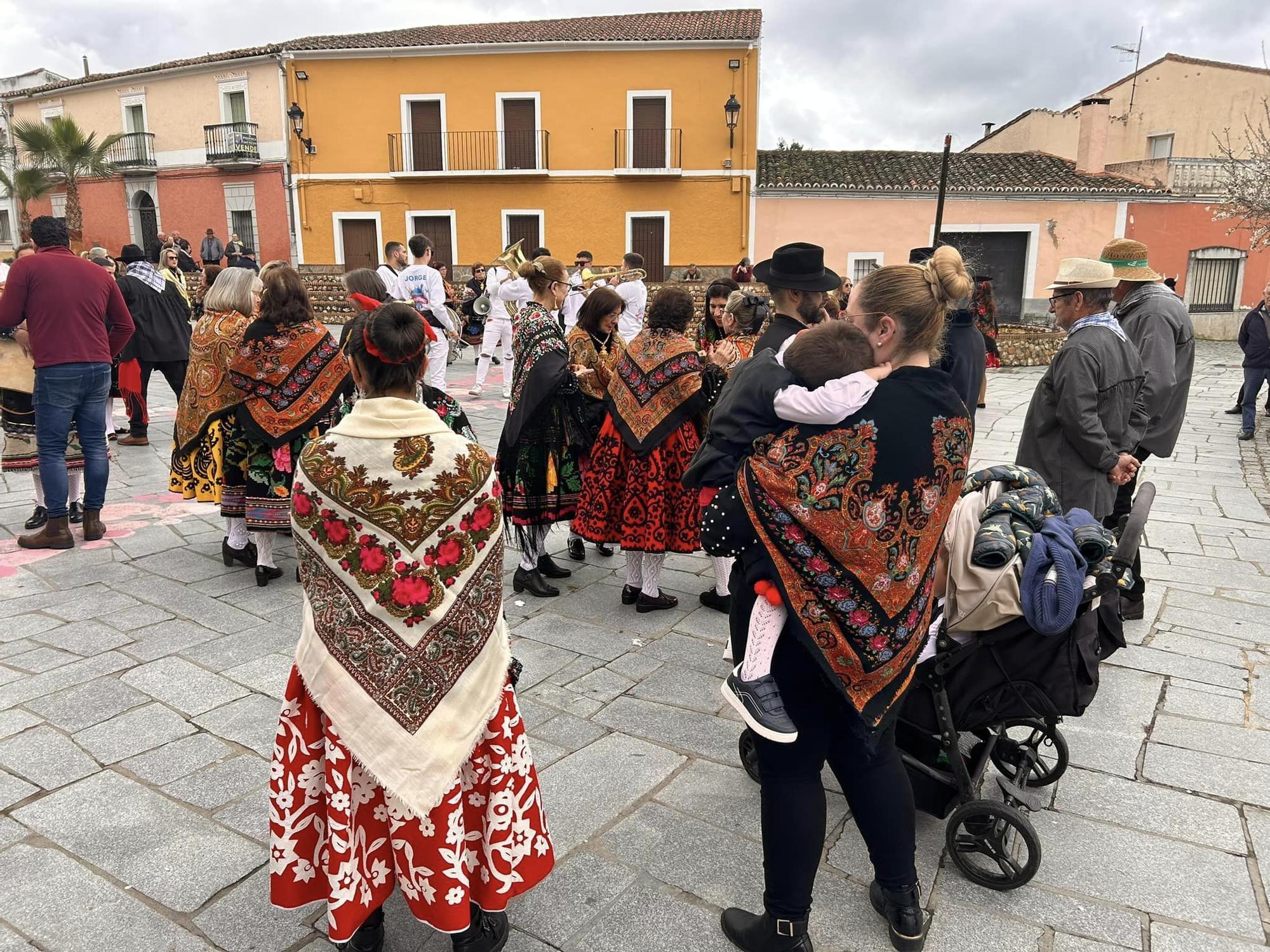 Galería | Aldeacentenera saca los refajos del baúl para recordar sus tradiciones