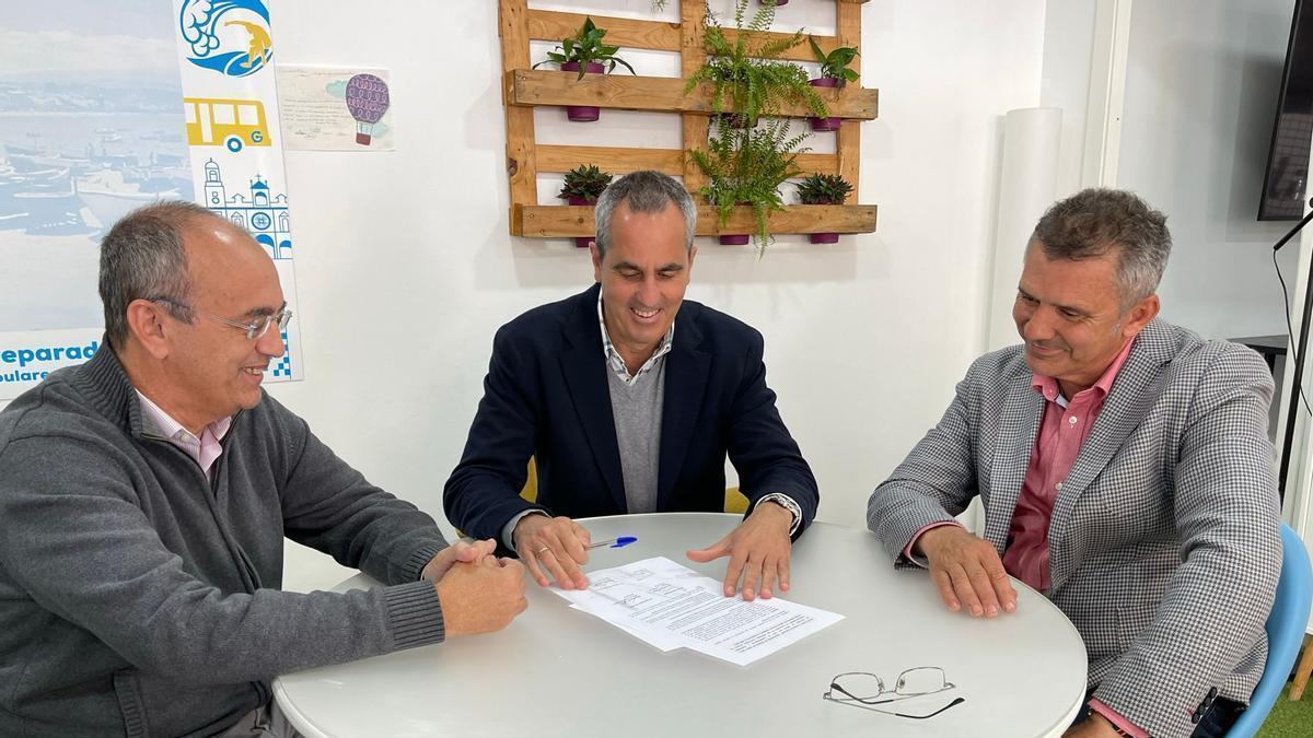 Manuel Hernández, Miguel Jorge Blanco y Vicente Araña, en la firma de la alianza electoral del PP y AV.