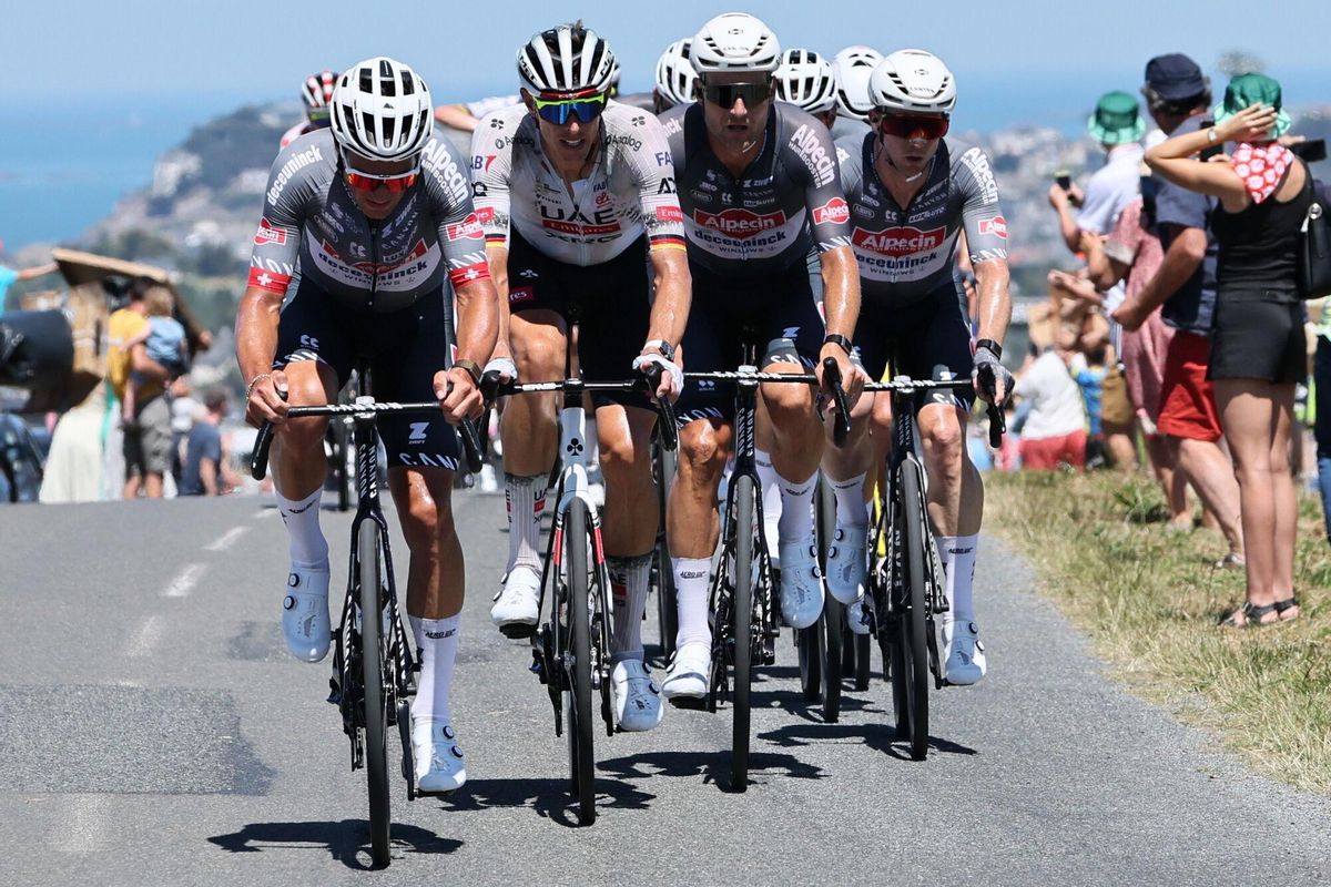 (France), 11/07/2025.- Swiss rider Silvan Dillier (L) of Alpecin - Deceuninck and German rider Nils Politt (2-L) of UAE Team Emirates - XRG in action during the 7th stage of the Tour de France cycling race over 197km from Saint Malo to Mur-de-Bretagne, France, 11 July 2025. (Ciclismo, Francia) EFE/EPA/CHRISTOPHE PETIT TESSON