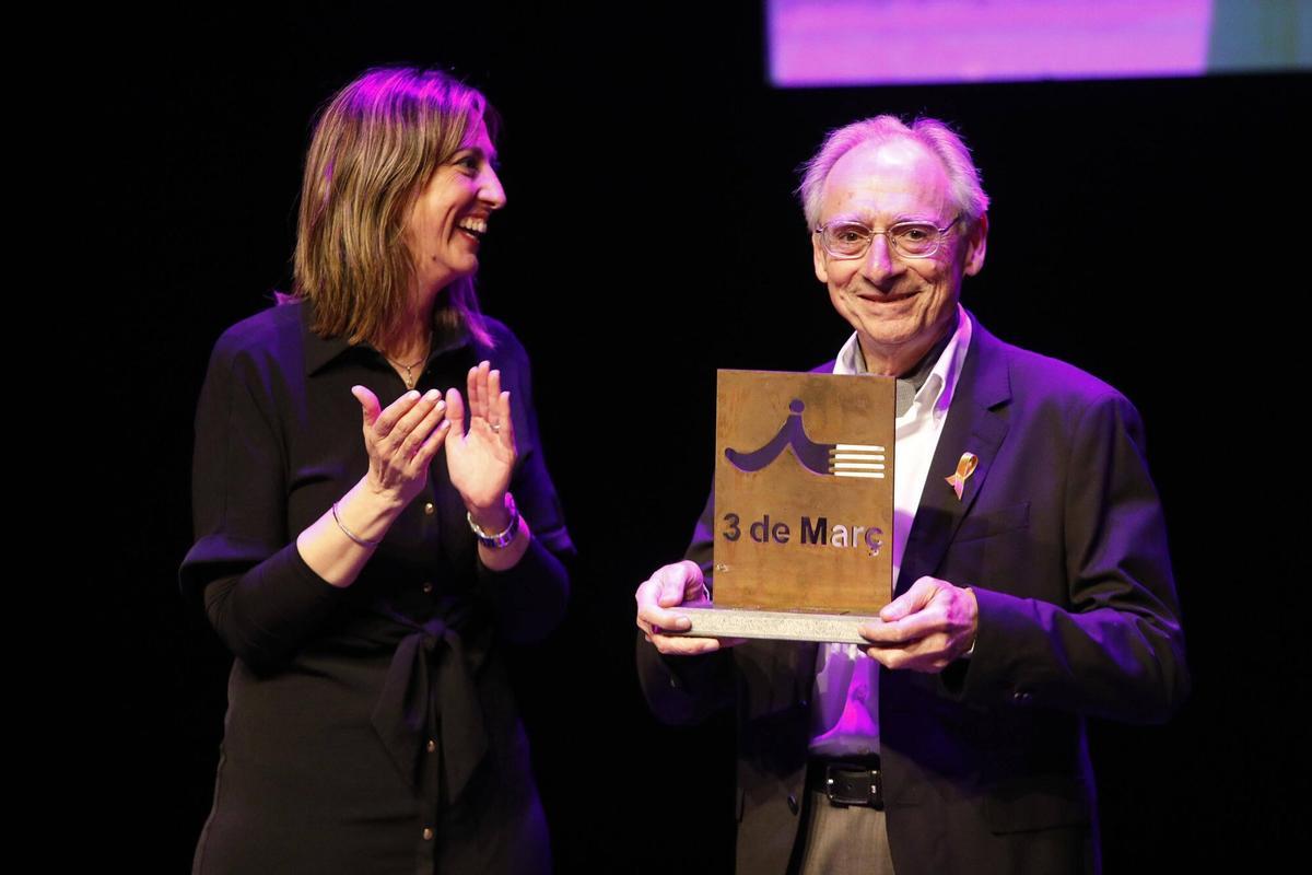Salt. Teatre. Entrega del Premi Tres de Març a Felix Mussoll (rector de la parroquia de Sant Cugat). Cristina Alarcon (alcaldessa de Salt).
