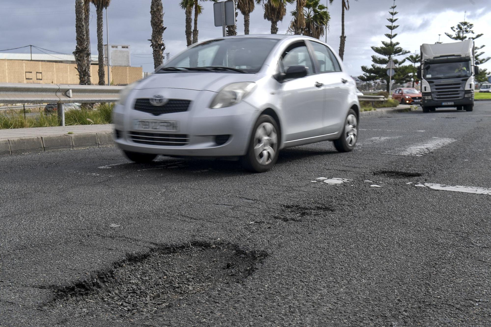 Baches gigantescos en la carretera de acceso a Salinetas, en Telde.