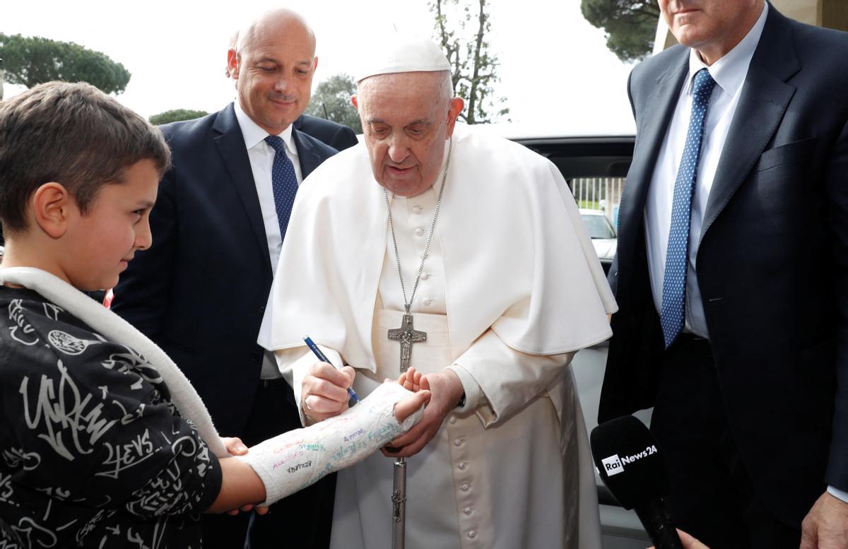 El Papa a su salida del hospital: Todavía estoy vivo. No tuve miedo