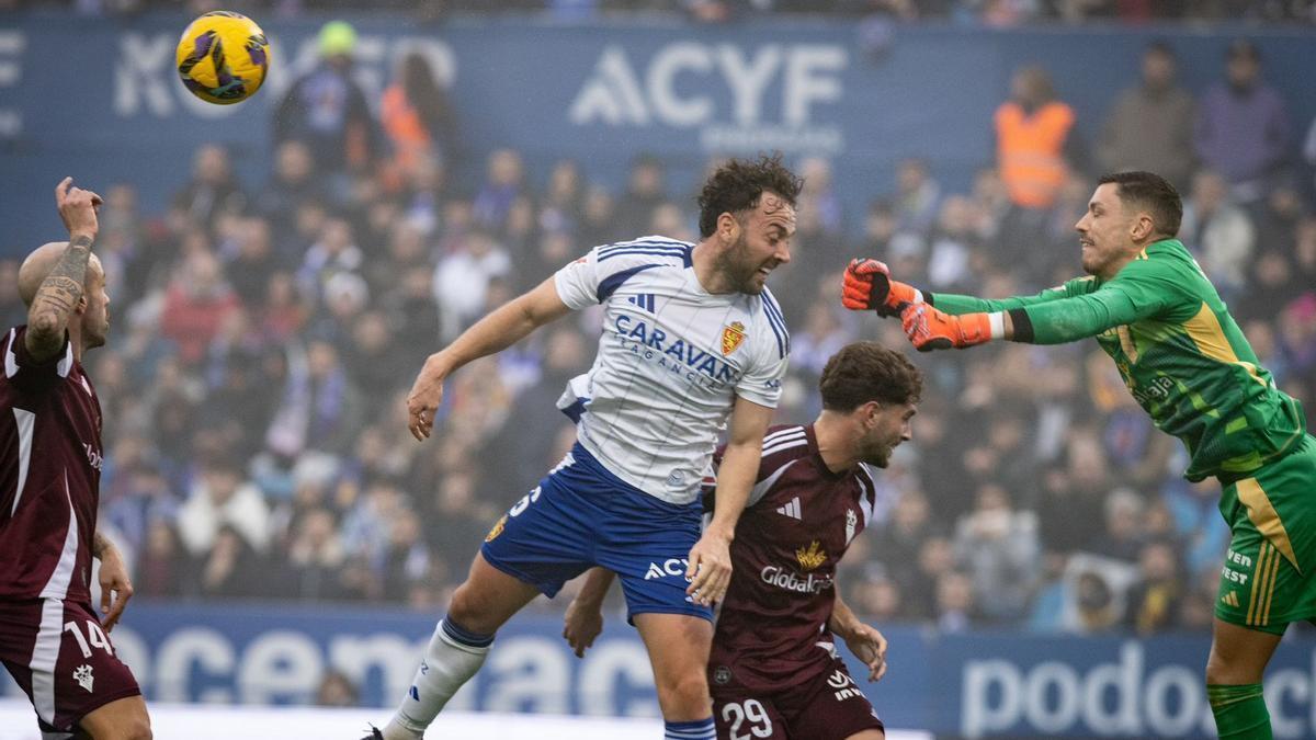 Keidi Bare busca un balón aéreo ante Lizoain.