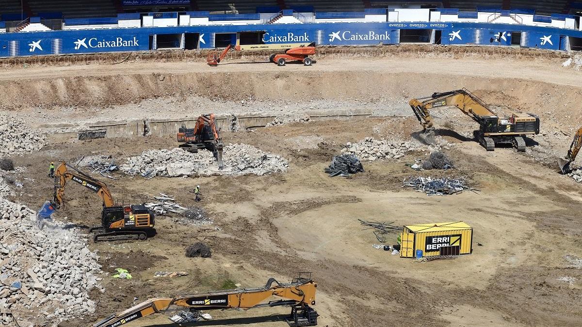 Máquinas en el interior de La Romareda en julio de 2025