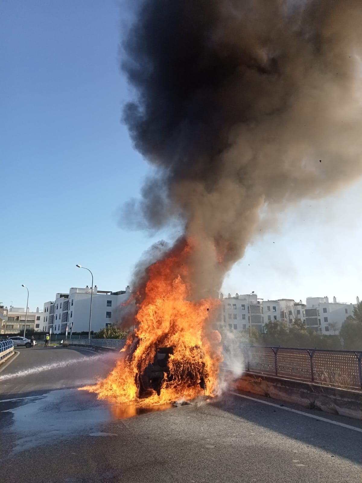 Un coche se incendia sobre un puente de la Vía de Cintura de Palma
