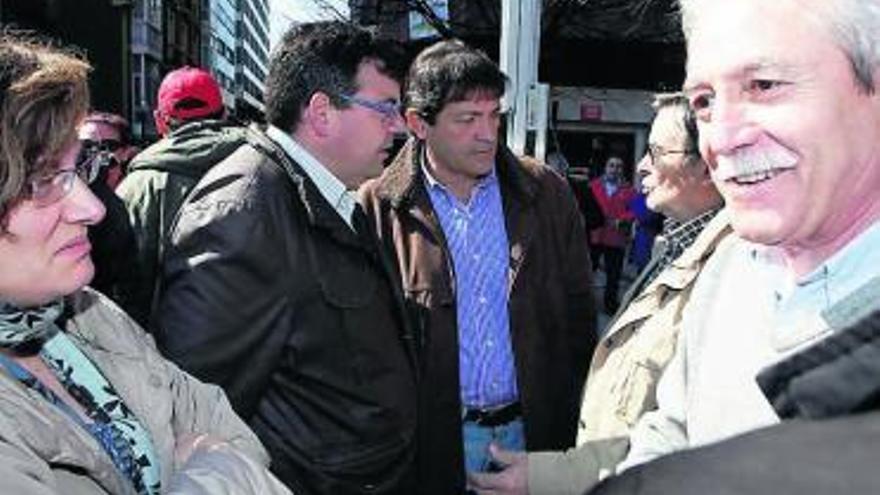 Javier Fernández, junto a Santiago Martínez Argüelles. A la derecha, el secretario general de UGT en Asturias, Justo Rodríguez Braga. / ángel gonzález