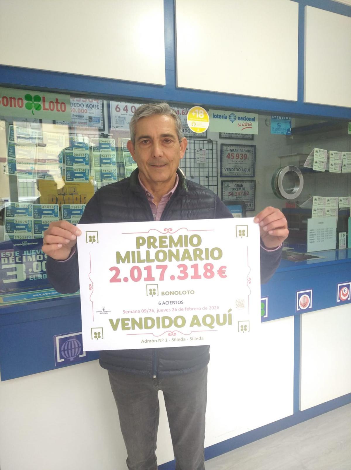 Gustavo Pousa, titular de la única administración de lotería de Silleda que selló un boleto de la Bonoloto premiado con dos millones de euros.