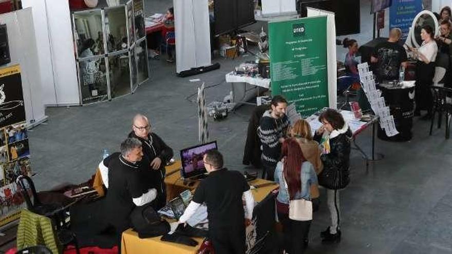 La feria se desarrolló durante toda la jornada en el vestíbulo del Auditorio Mar de Vigo. // R.Grobas