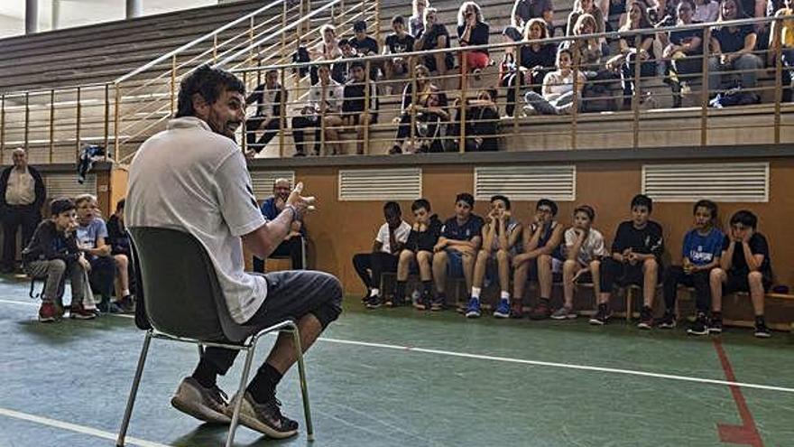 Canteranos y familiares del CB Zamora escuchan con atención a Asier de la Iglesia.