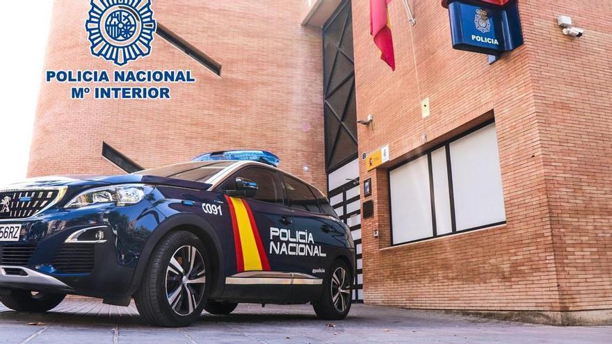 Roban en un comercio de Alicante y atropellan a la dependienta al tratar de evitar su fuga