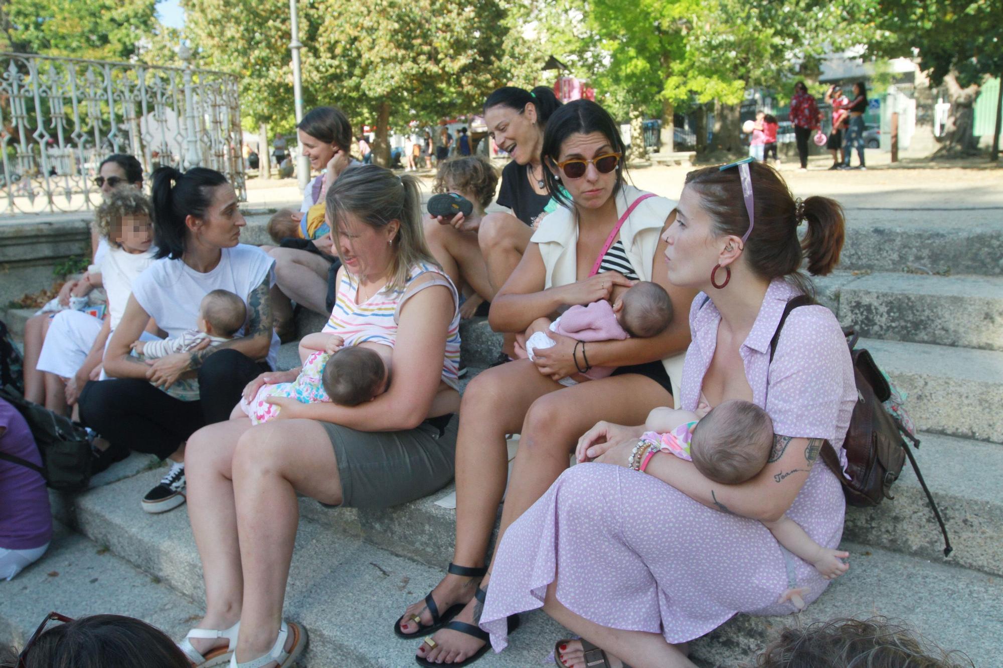 Tetada grupal para reivindicar la lactancia materna