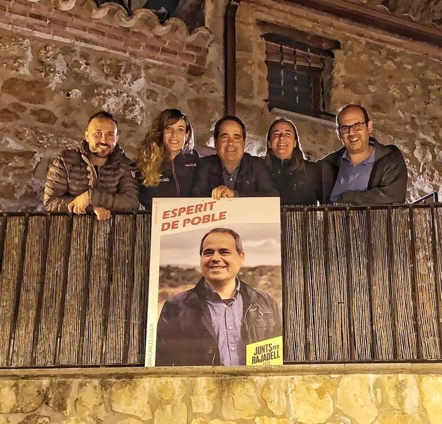 Penjada de cartells de Junts per Catalunya al Bage