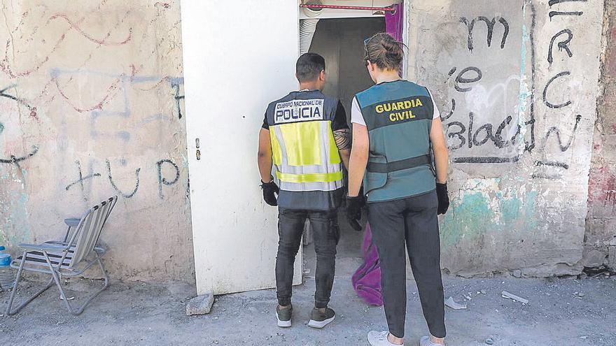 Agentes de Policía Nacional y Guardia Civil en uno de los registros.