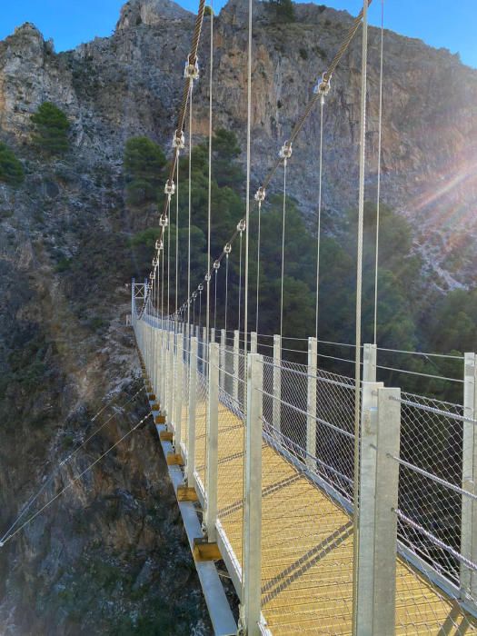 Inauguran el puente colgante de El Saltillo, en la Axarquía