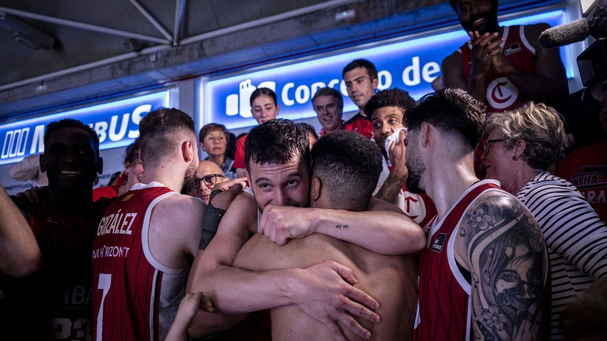 Spissu y Bell-Haynes se abrazan en la grada tras la salvación.