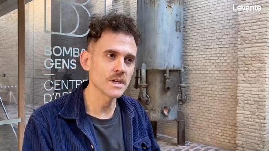 El artista sonoro Iván Llopis y la directora de Bombas Gens, Mónica Pérez Blanquer, explican la nueva exposición 'Universos de Luz. Percepción y espacio'