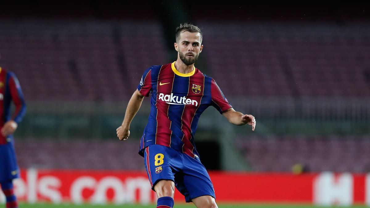 Pjanic, en un encuentro con el Barça