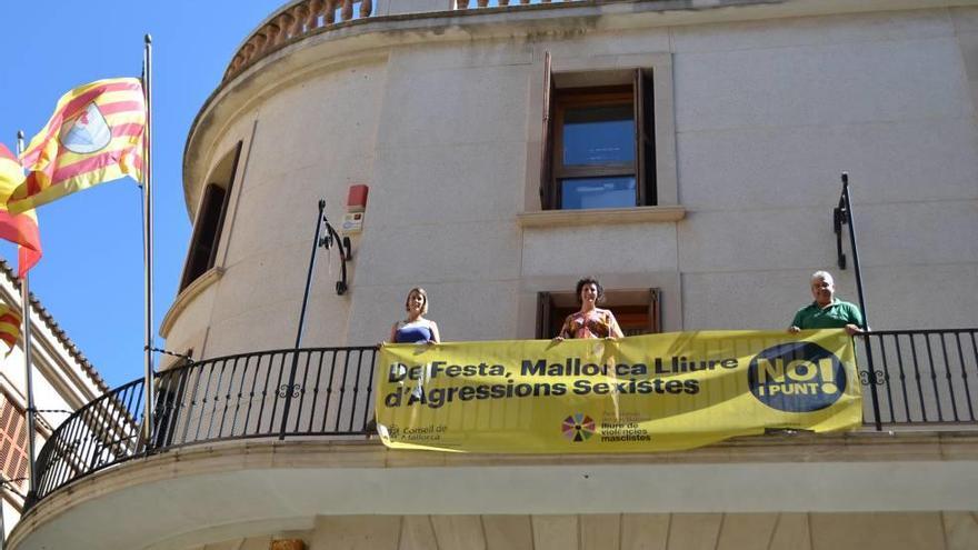 Los concejales Bauzà, Llodrà y Juan en el balcón consistorial.