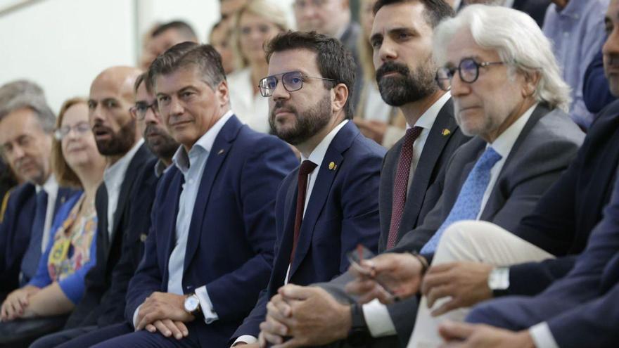 Pere Aragonès i Roger Torrent, amb representants de patronals i sindicats | EFE/QUIQUE GARCÍA