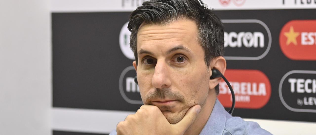 Bob Voulgaris, en la sala de prensa del Estadio Castalia.