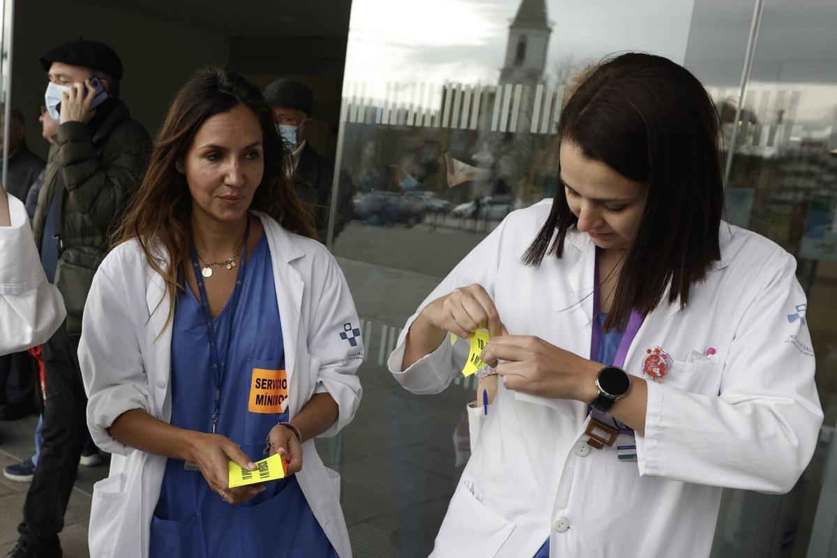 IMÁGENES: Concentraciones en Oviedo y Gijón en el segundo día de huelga médica