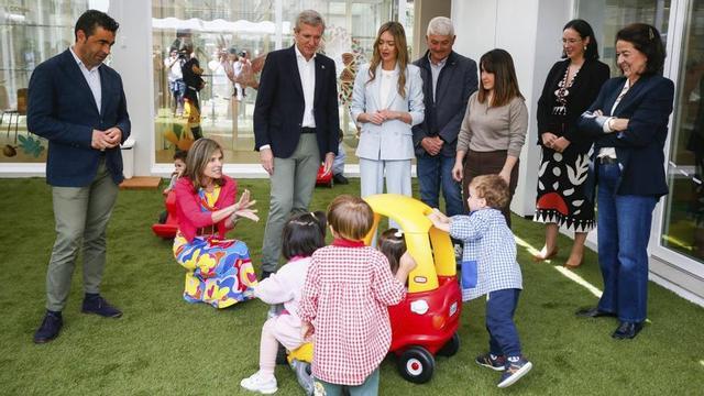Luis López, Nava Castro, Alfonso Rueda y Fabiola García, ayer, en la nueva escuela infantil de Ponteareas. | ANXO GUTIÉRREZ