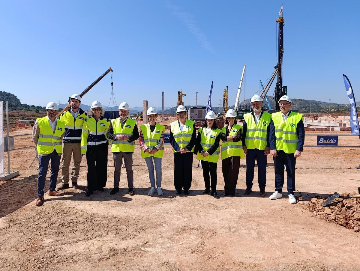 Foto de familia del acto de colocación de la primera piedra de Jysk en Almenara.