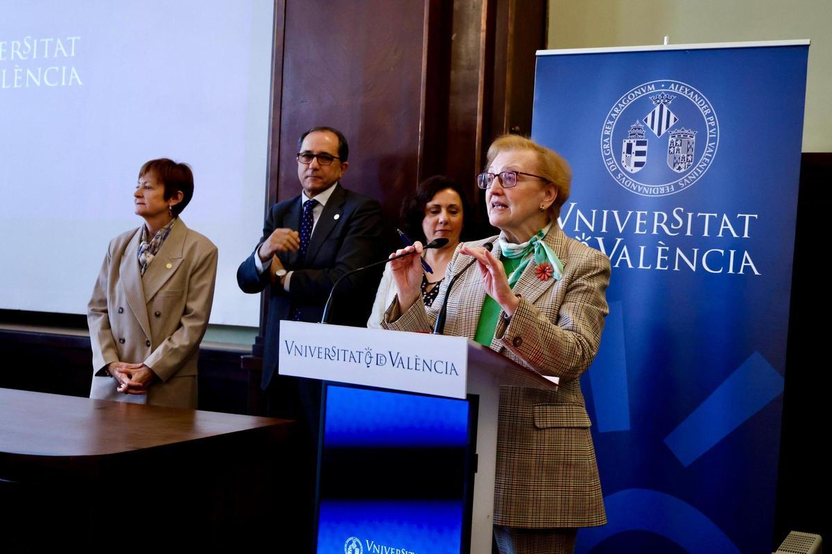 Primer acto oficial de Juan Luis Gandía y su equipo rectoral en al UV