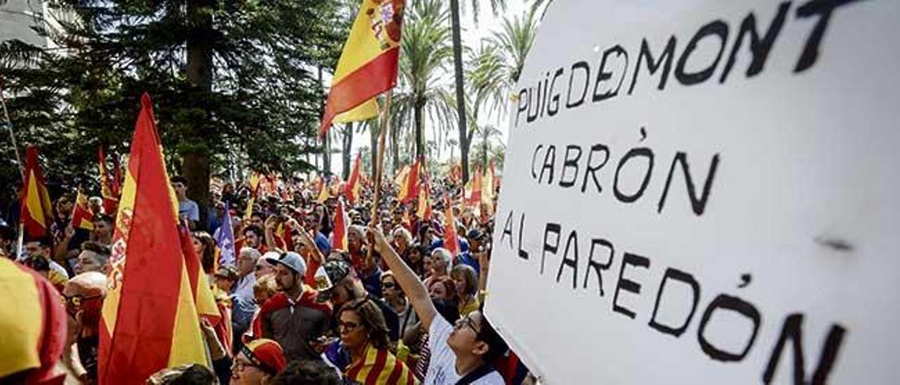 La crisis de Cataluña ha provocado manifestaciones de los que defienden la unidad de España en las que la extrema derecha ha sido protagonista.