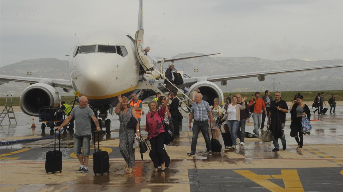 Pasajeros del primer vuelo que llegó al aeropuerto de Castellón.