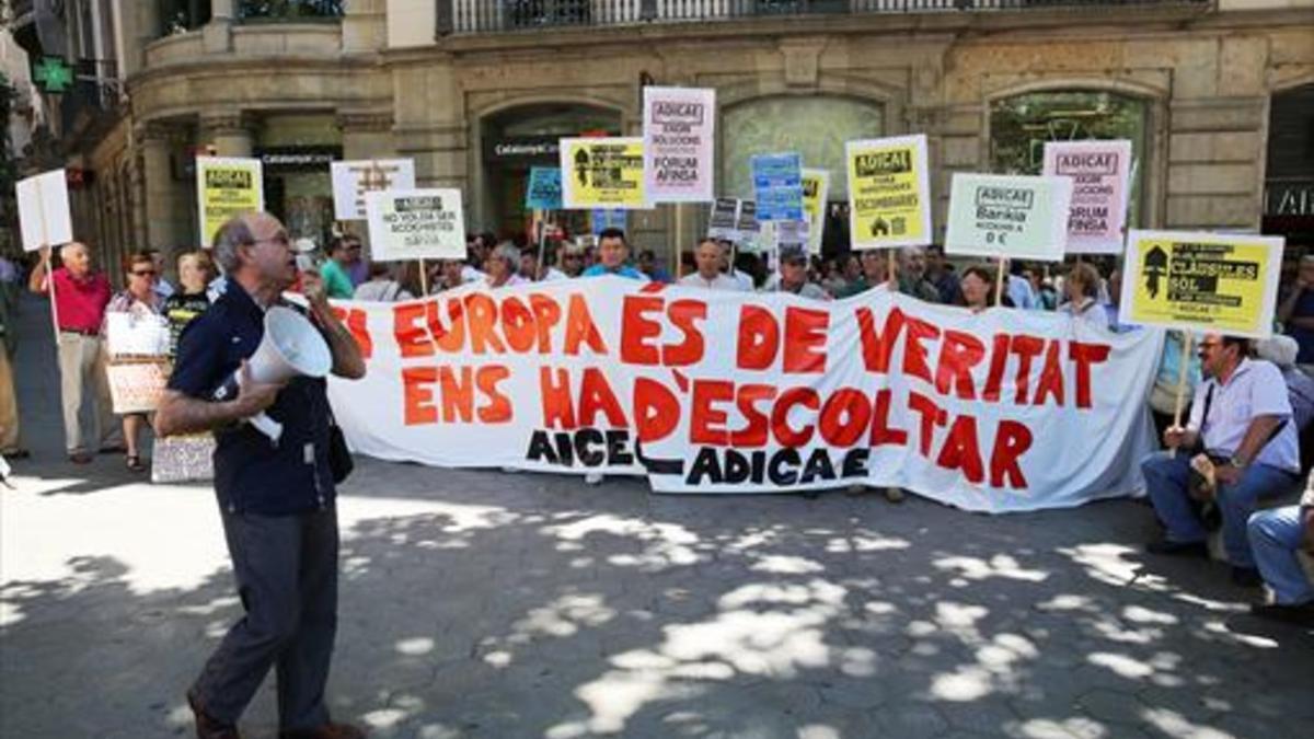 Concentración de afectados ante la Oficina de la Comisión Europea en Barcelona, el pasado junio.