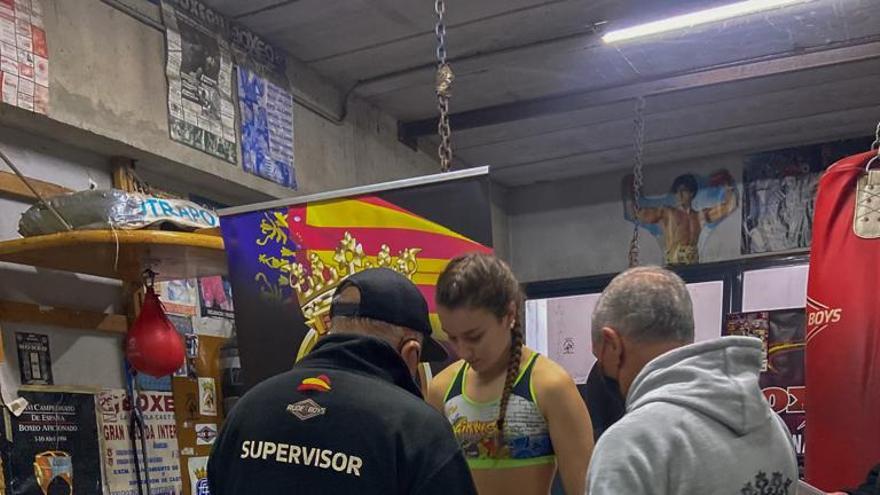 Paula Requena, durante un pesaje previo a un combate.