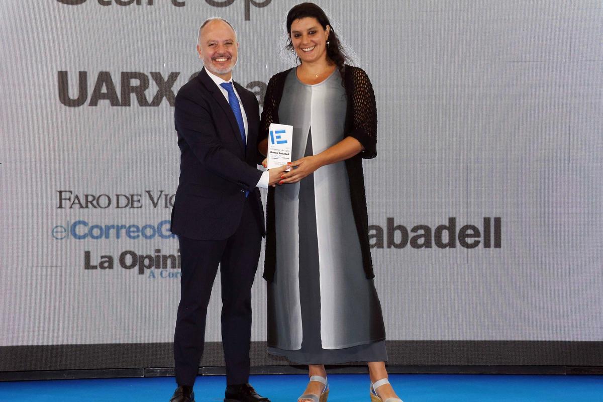 Yanina Hallak, CEO de UARX Space,  reconocida como  “startup” del año,  junto a David Regades,  delegado del Estado en Zona Franca  de Vigo.