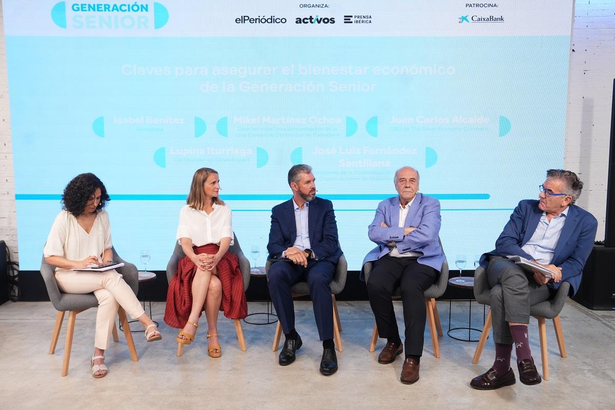 De izquierda a derecha, la periodista Isabel Benítez; Lupina Iturriaga, co-Founder en SeniorExpert; Mikel Martínez Ochoa, director VidaCaixa Bancaseguros de la zona Comercial Centro-Sur de CaixaBank; José Luis Fernández Santillana, presidente de la Confederación Española de Organizaciones de Mayores (CEOMA), y Juan Carlos Alcaide, CEO de The Silver Economy Company.