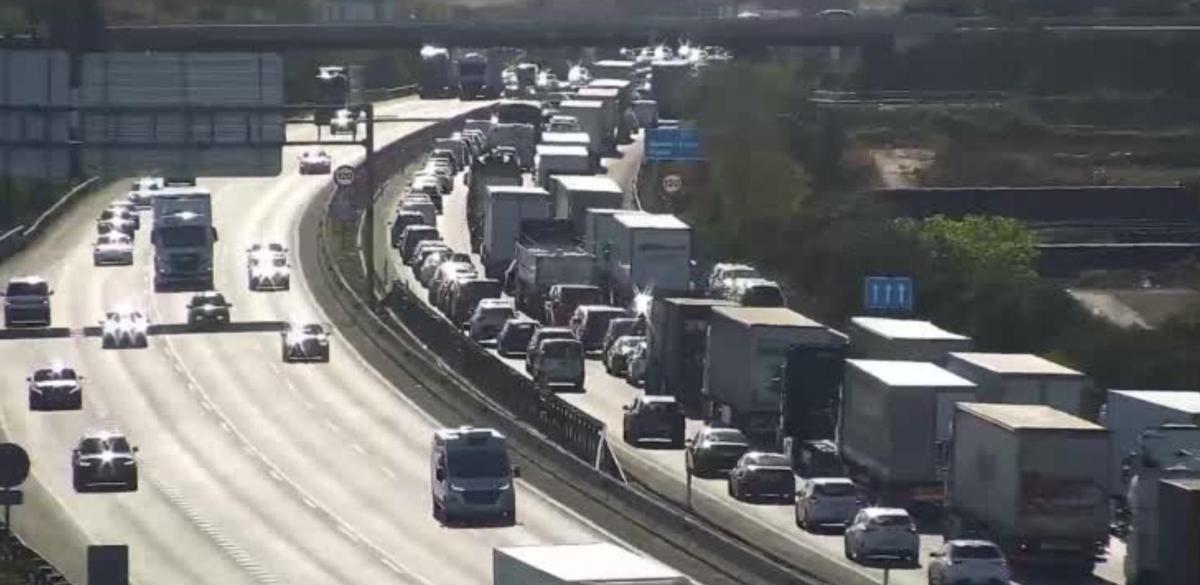 Carabana de coches a la altura de la A-7 en el término de Museros, durante la tarde el viernes