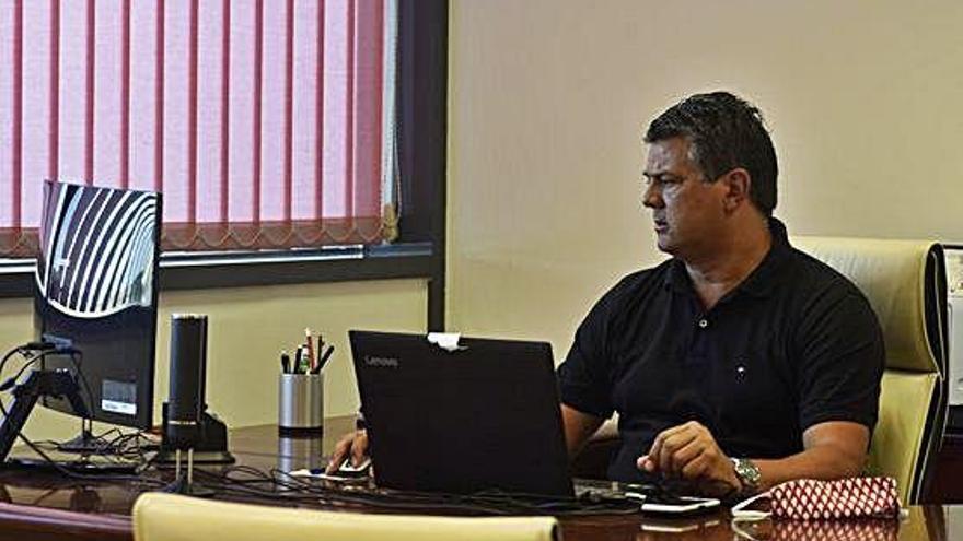 Julio Algar en su despacho en el Estadio Nueva Condomina.