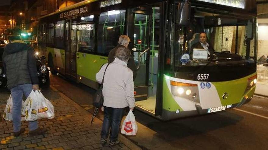 Viajeras se suben a un autobús en una imagen reciente. // Alba Villar