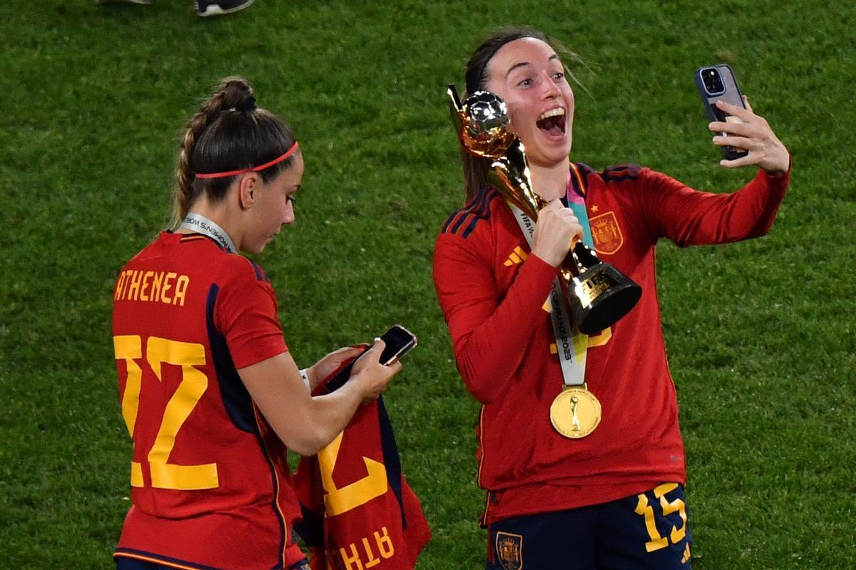 Sydney (Australia), 20/08/2023.- Eva Navarro of Spain takes a selfie with the World Cup after Spain wins the FIFA Women’s World Cup 2023 Final soccer match between Spain and England at Stadium Australia in Sydney, Australia, 20 August 2023. (Mundial de Fútbol, España) EFE/EPA/BIANCA DE MARCHI AUSTRALIA AND NEW ZEALAND OUT