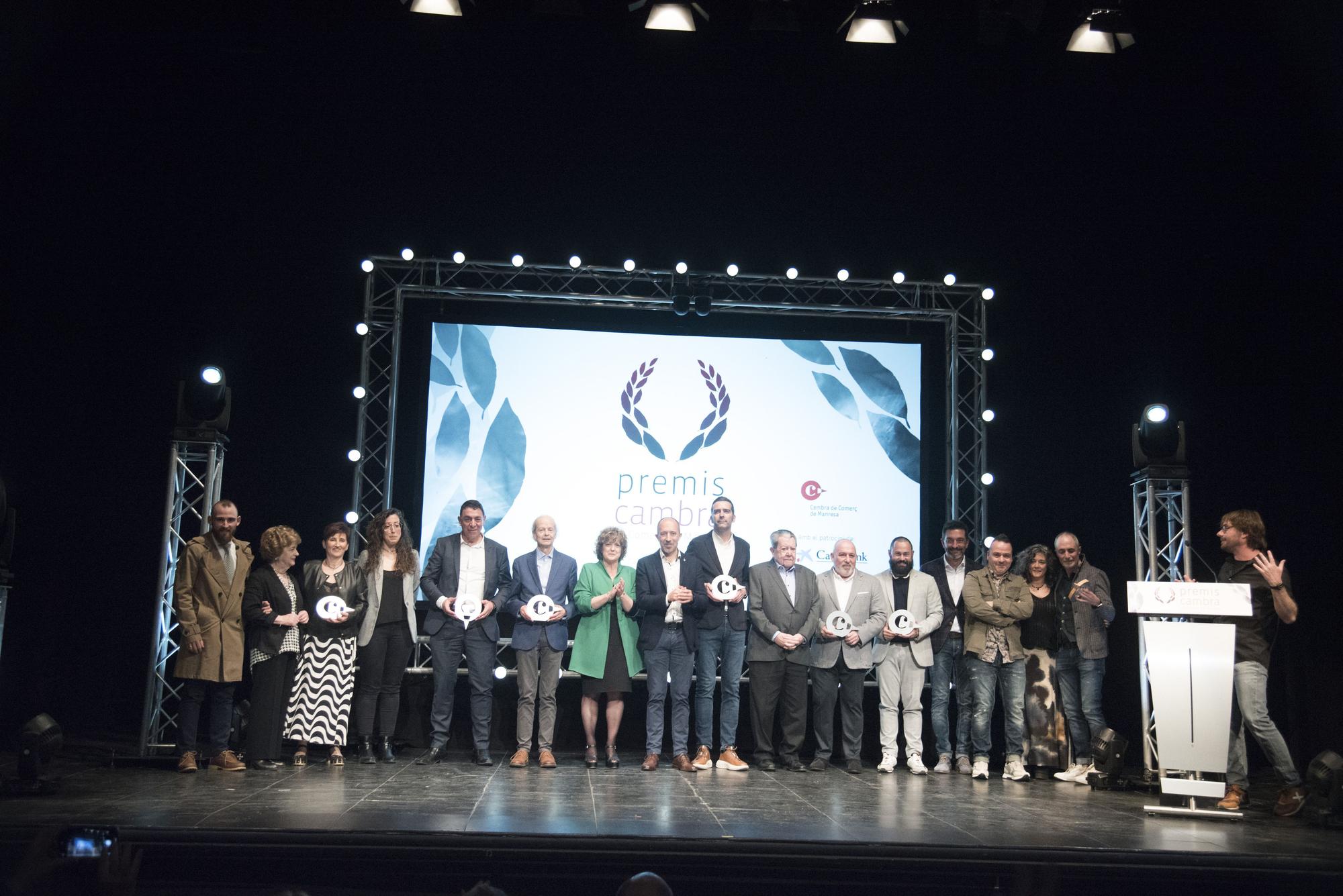 Fotografia de grup dels premiats, amb Sílvia Gratacòs, Marc Aloy i Quim Masferrer